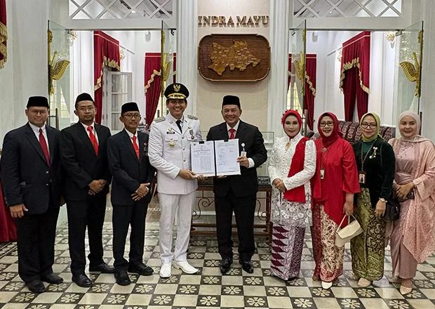 Bank BJB Syariah dan Pemkab Indramayu Teken MoU Program ASN Berhaji, Umrah, dan Emas